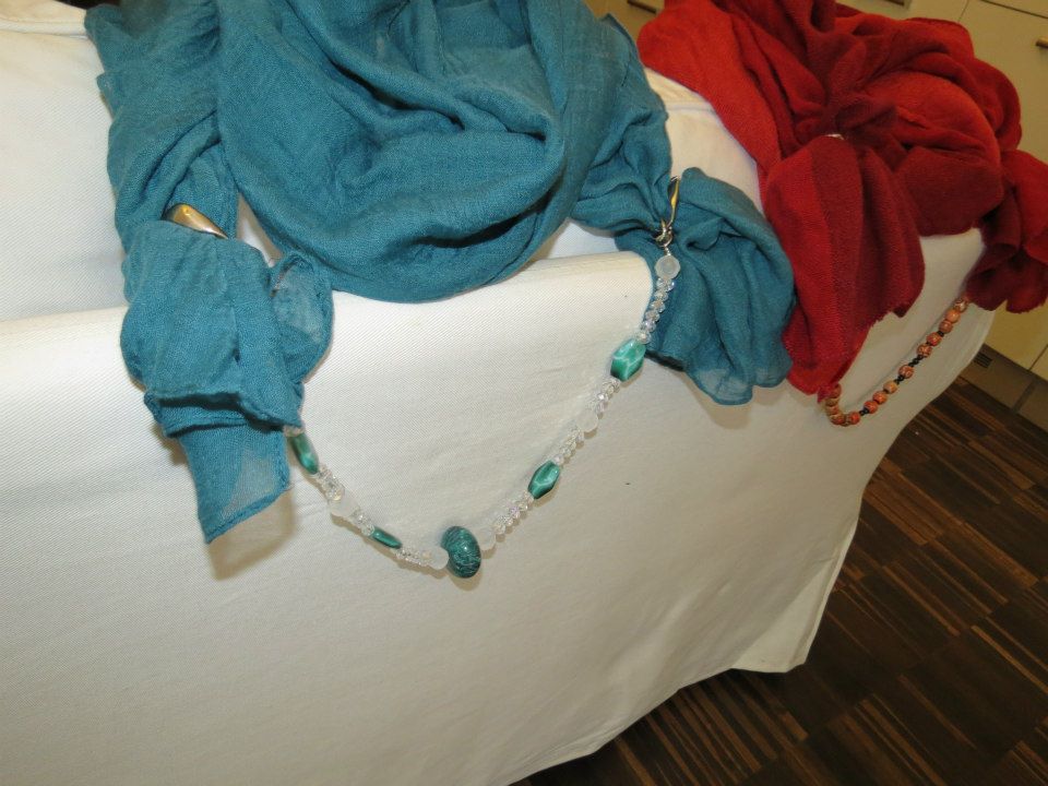 sciarpa in cotone, con collana in legno e pietra:da indossare insieme o separatamente.<br><br>