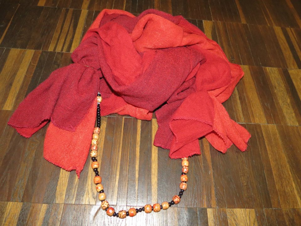 sciarpa rossa e collana con perline in legno pitturate a mano :da indossare insieme o separatamente .<br><br>