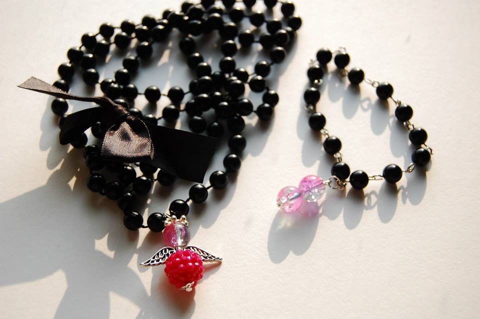 Collana in perle nere con bracciale coordinato e pendente ad angioletto rosa<br><br>