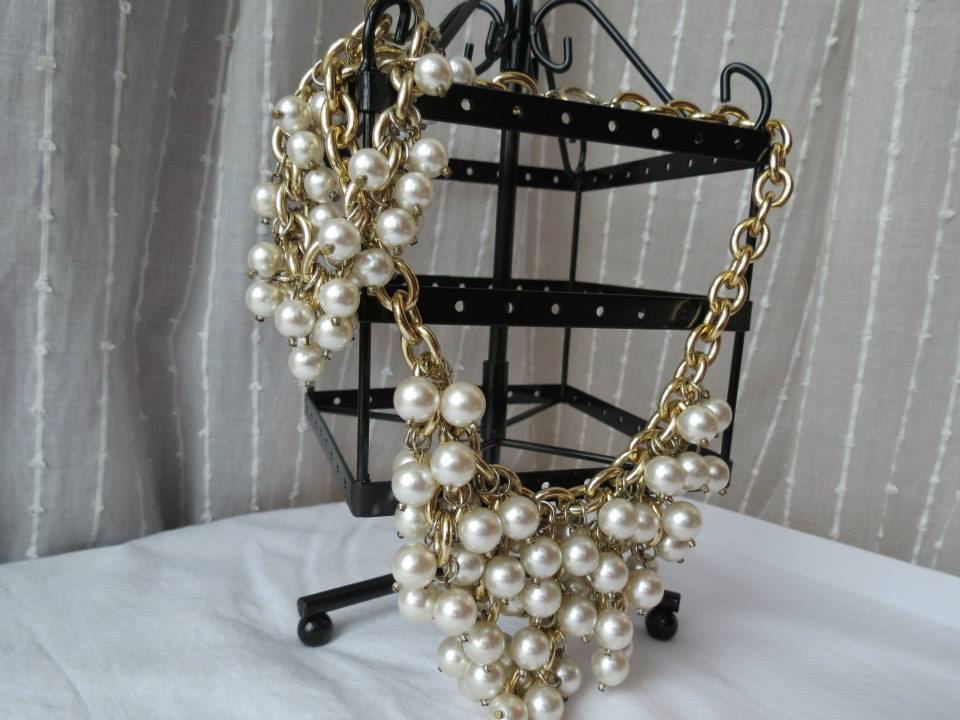 Ensemble di collana in catena dorata e chiusura a moschettone,con gioco di perle a forma triangolare e bracciale coordinato. <br><br>